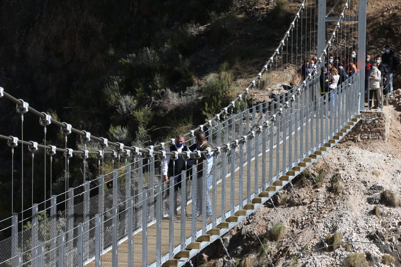 Así es el espectacular puente colgante de El Saltillo, una pasarela de 52 metros de largo situada a 62 metros de altura 