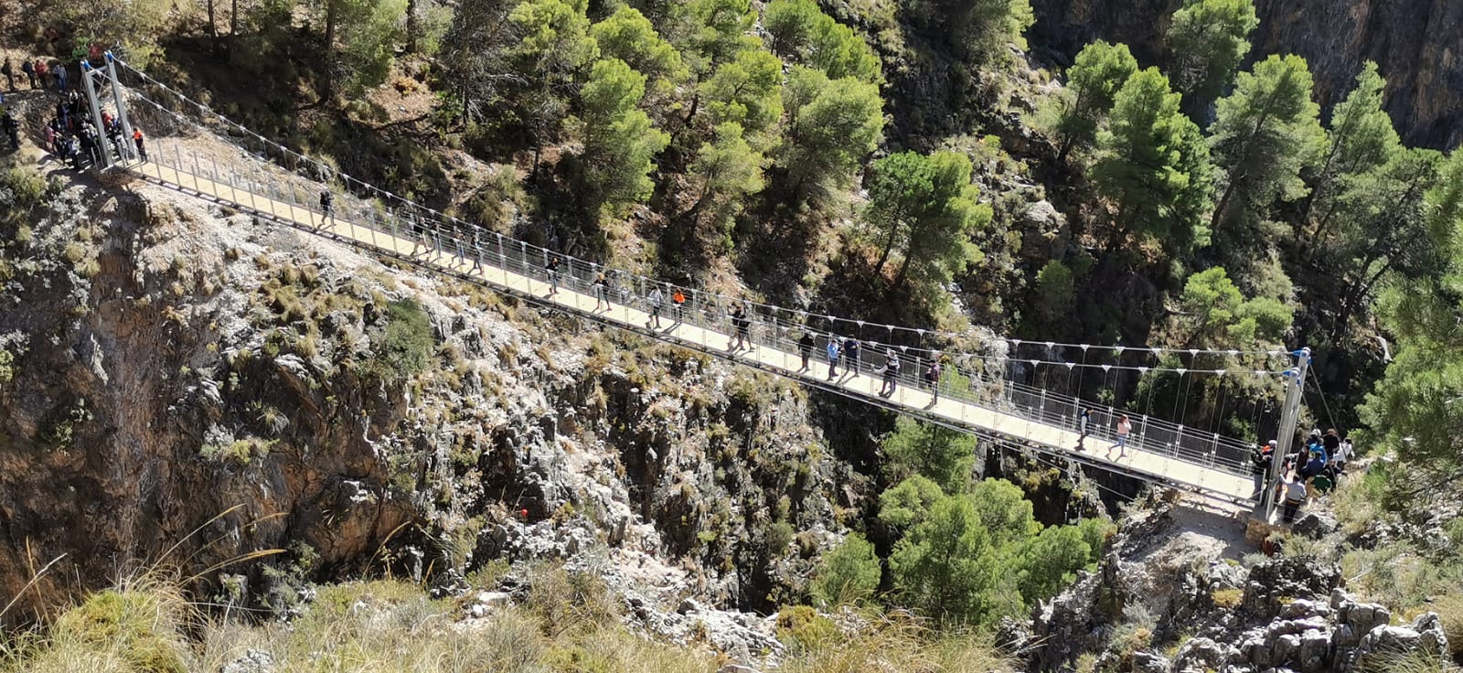 Así es el espectacular puente colgante de El Saltillo, una pasarela de 52 metros de largo situada a 62 metros de altura 