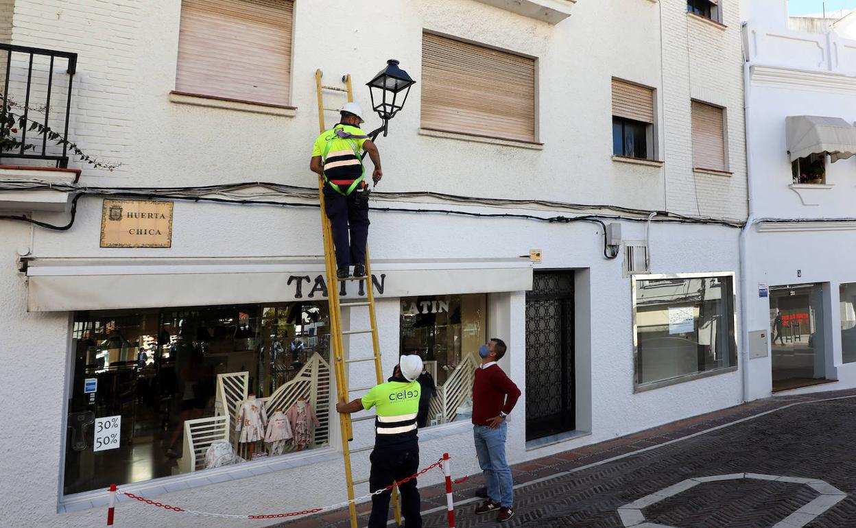 El concejal de Obras, Diego López, observa la actuación de dos operarios en el Casco Antiguo. 