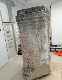 Imagen secundaria 2 - El pedestal, preparado para su traslado a El Ejido. A la derecha, en el museo arqueológico de la ciudad almeriense. 