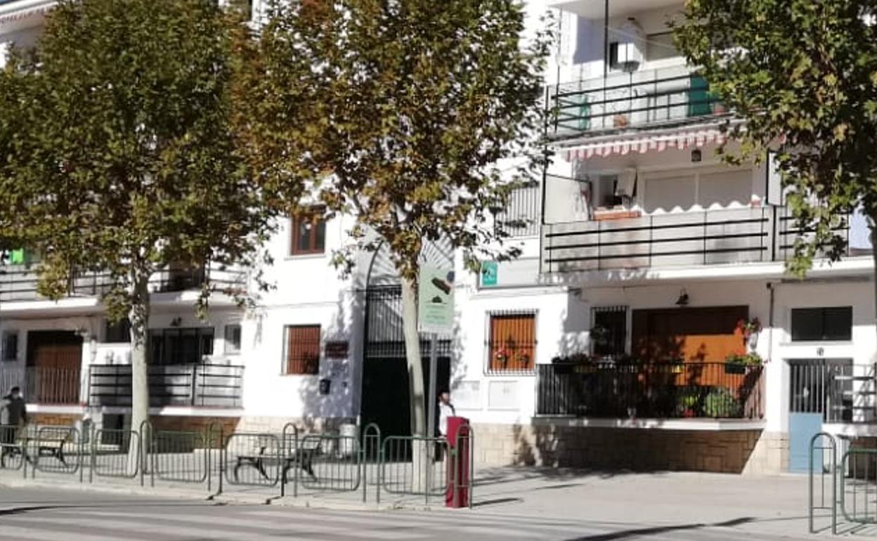 Imagen del acceso al centro escolar. 