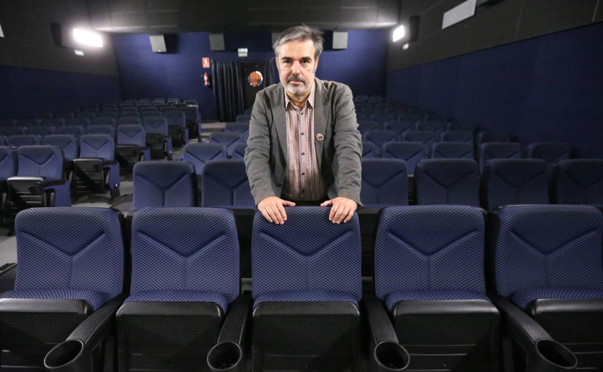 El productor y director malagueño José Antonio Hergueta, en una sala del cine Albéniz, donde este miércoles se presenta 'Paraíso en llamas'. 