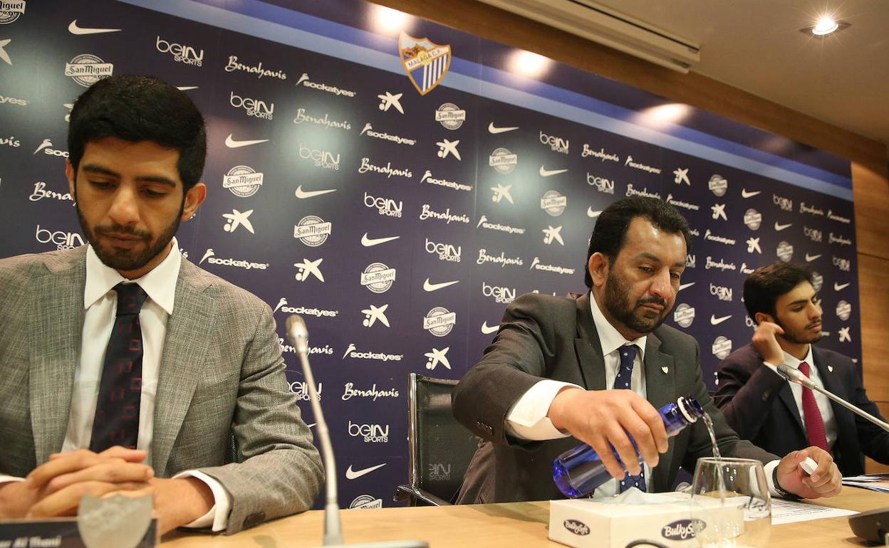 El jeque Al-Thani, en el centro, junto a dos de sus hijos en la sala de prensa de La Rosaleda. 