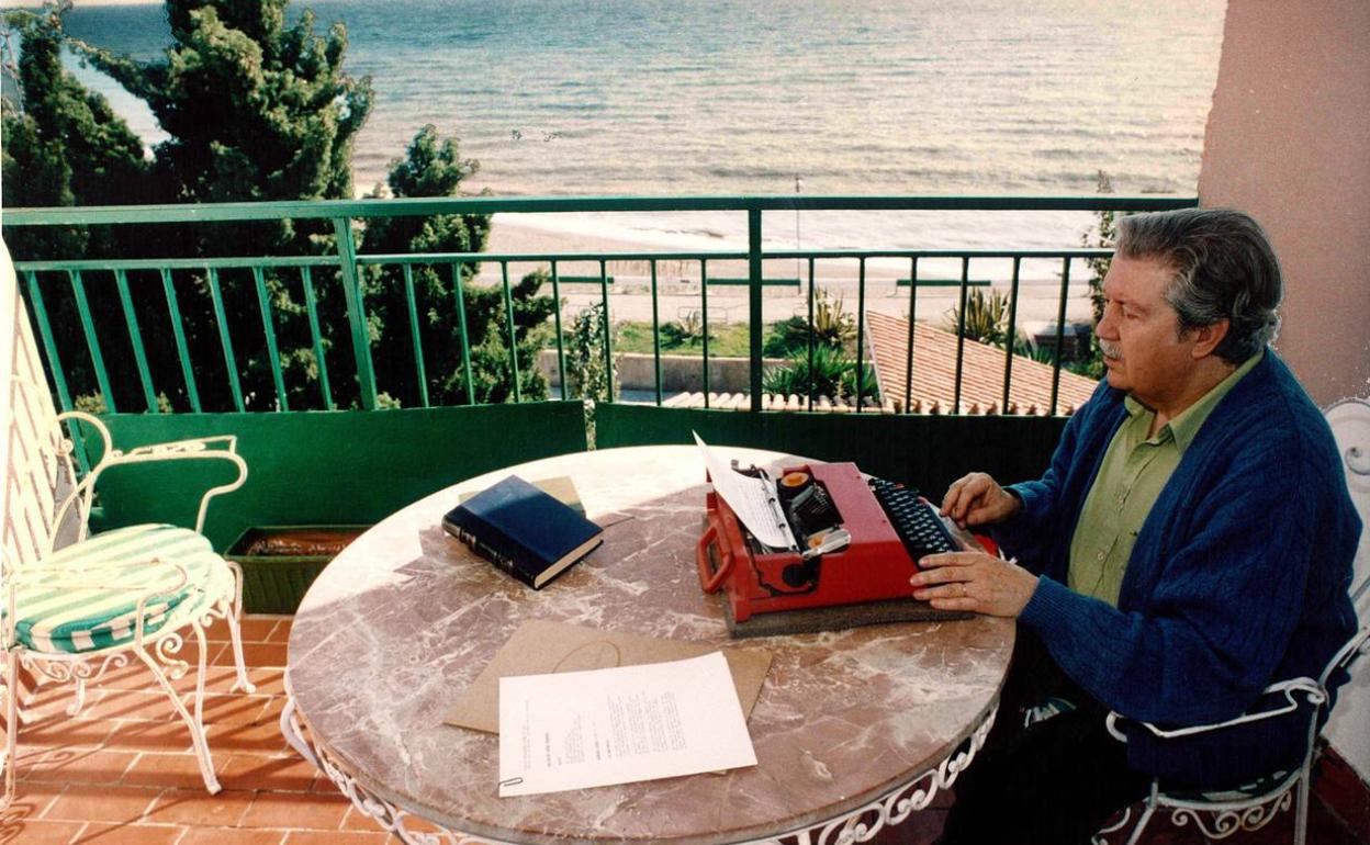 Manuel Alcántara, en la terraza de su casa en Rincón de la Victoria. 