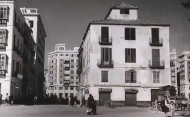 Imagen principal - Arriba, en primer término, la casa de Moreno Villa. Abajo, a la derecha, un autobús reposta en la primera gasolinera de Málaga. A la izquierda, la casa de Moreno Villa. 