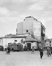 Imagen secundaria 2 - Arriba, en primer término, la casa de Moreno Villa. Abajo, a la derecha, un autobús reposta en la primera gasolinera de Málaga. A la izquierda, la casa de Moreno Villa. 