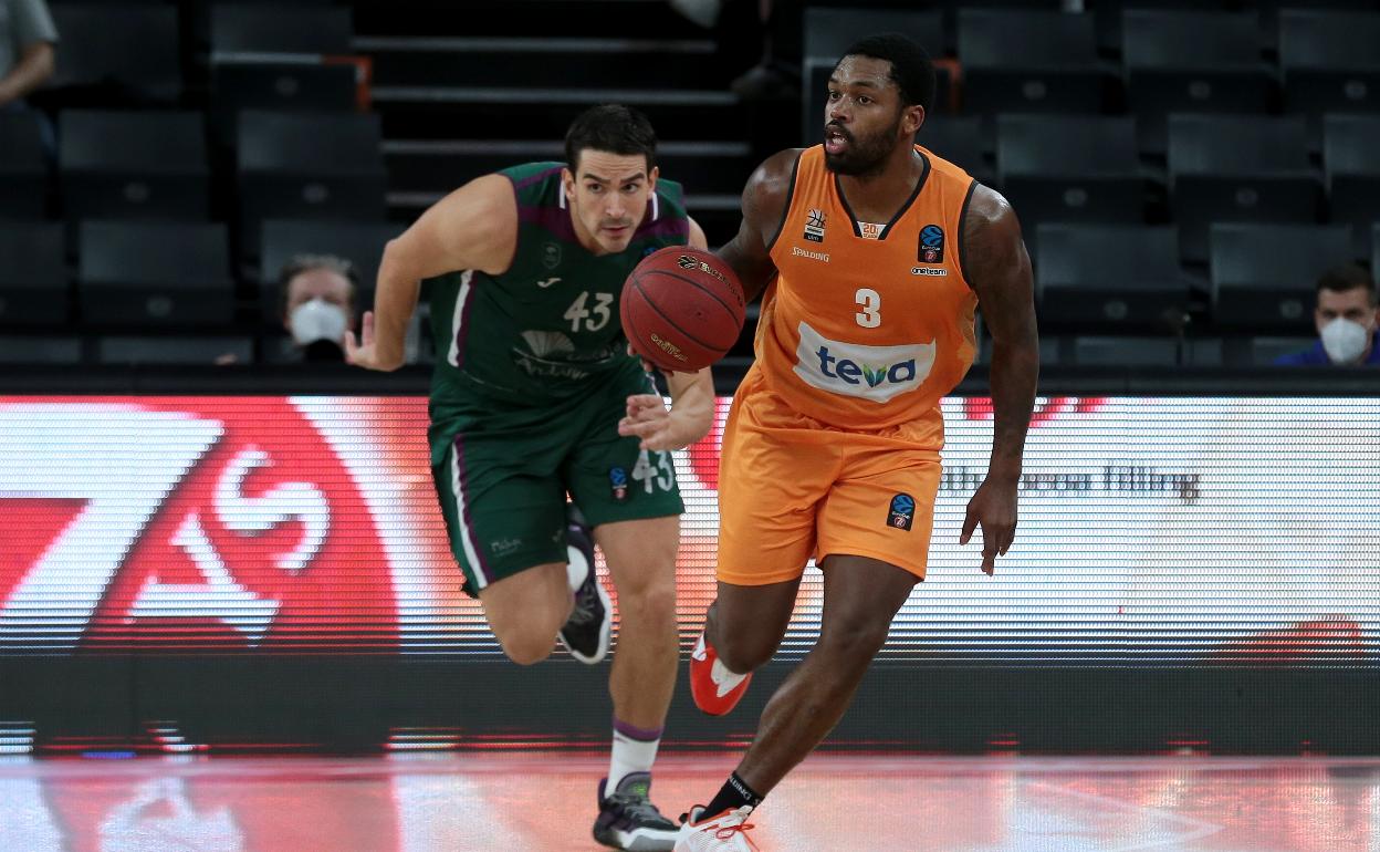 Suárez persigue a landers durante el partido ante el Ratiopharm Ulm.