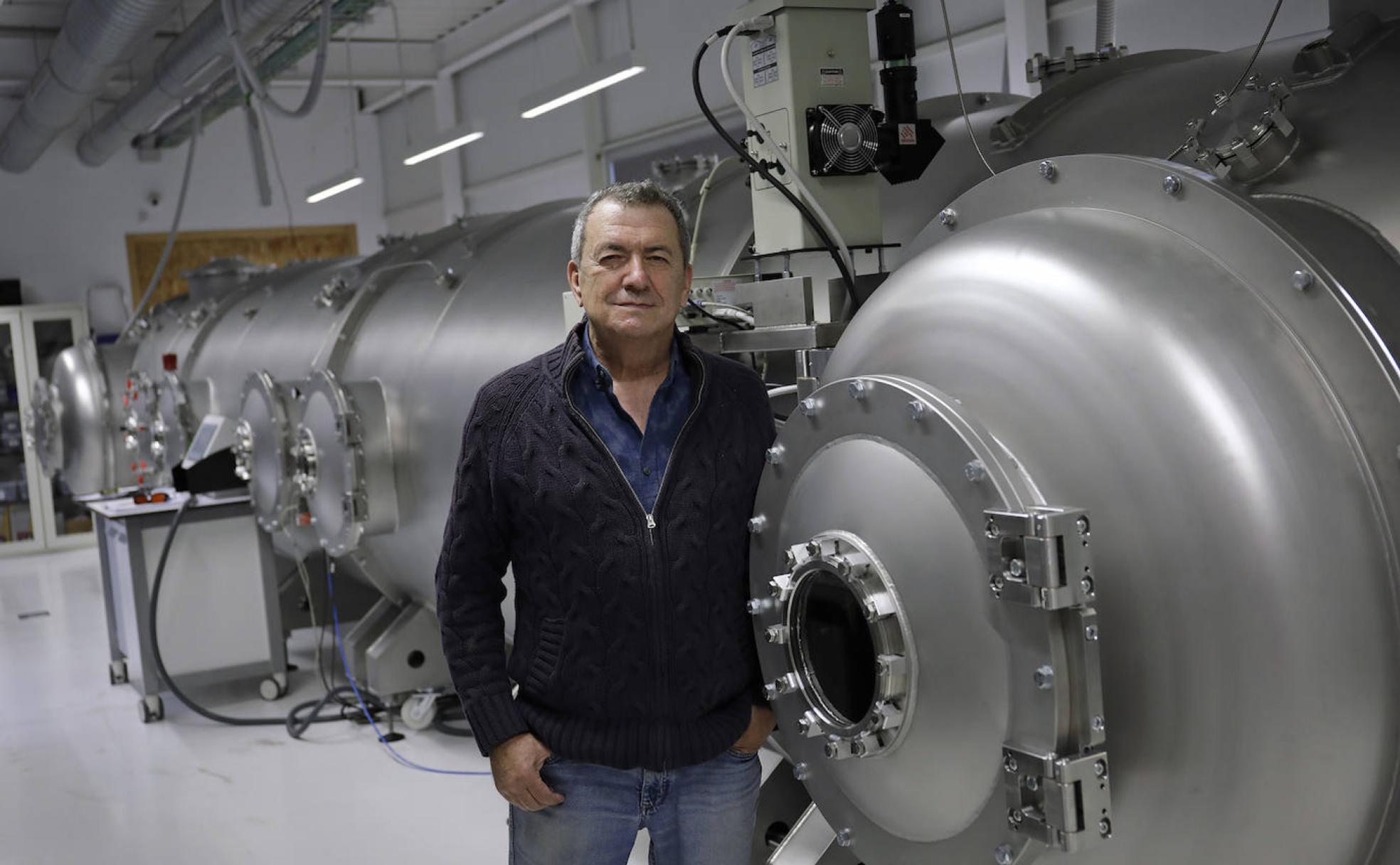 El profesor Javier Laserna, junto a la cámara de atmósfera marciana. 