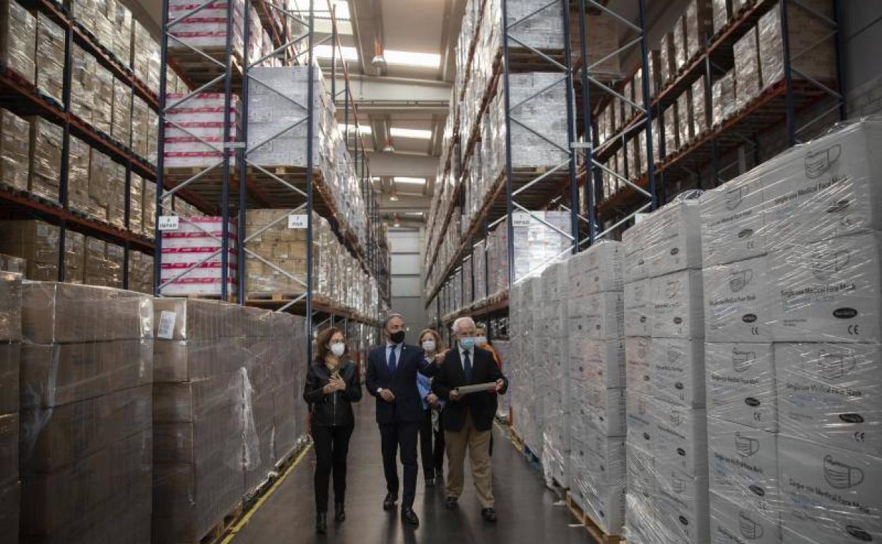 Bendodo, en la visita este jueves al almacén central del Servicio Andaluz de Salud. 