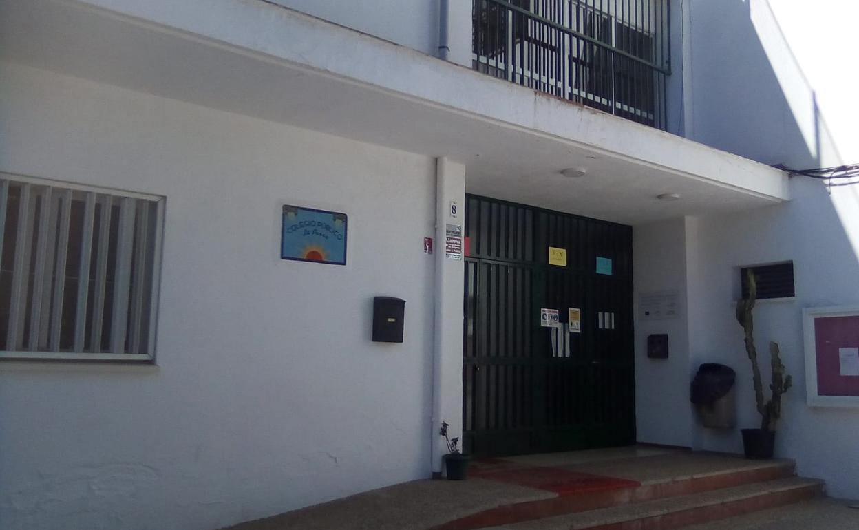 Fachada del colegio público La Parra de Almáchar.