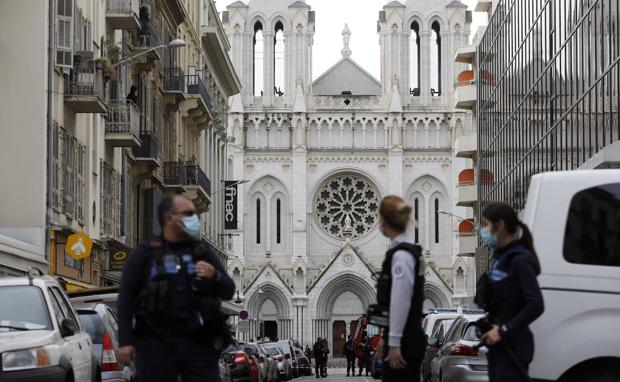 Varios agentes de la policía francesa, ante la Catedral de Niza. 