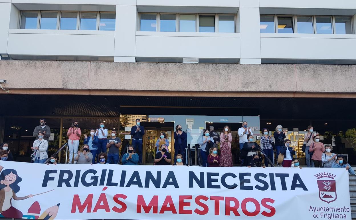 Protestan para reclamar a la Junta más maestros que permitan desdoblar dos aulas del colegio público de Frigiliana