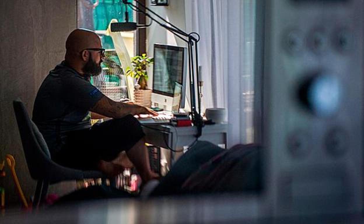 ¿Teletrabajas por el coronavirus? Usa la regla 20-20-20 para evitar problemas visuales