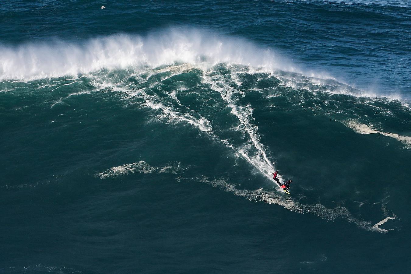 Fotos: Las olas gigantes vuelven a Nazaré