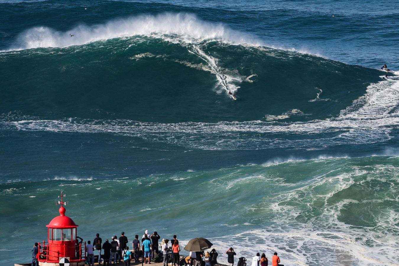 Fotos: Las olas gigantes vuelven a Nazaré