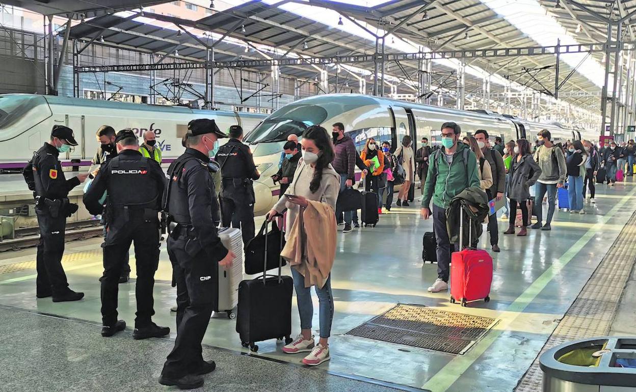 Control policial en la estación María Zambrano. 