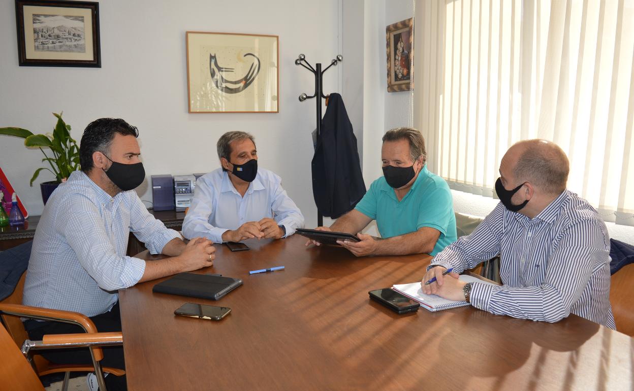 Reunión en el Ayuntamiento para abordar el proyecto de los arrecifes. 