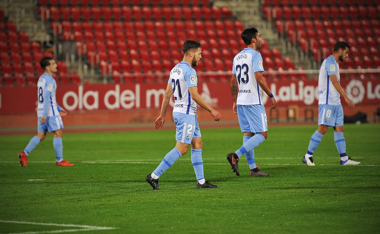 Jugadores del Málaga, cabizbajos tras un gol marcado por el Mallorca.