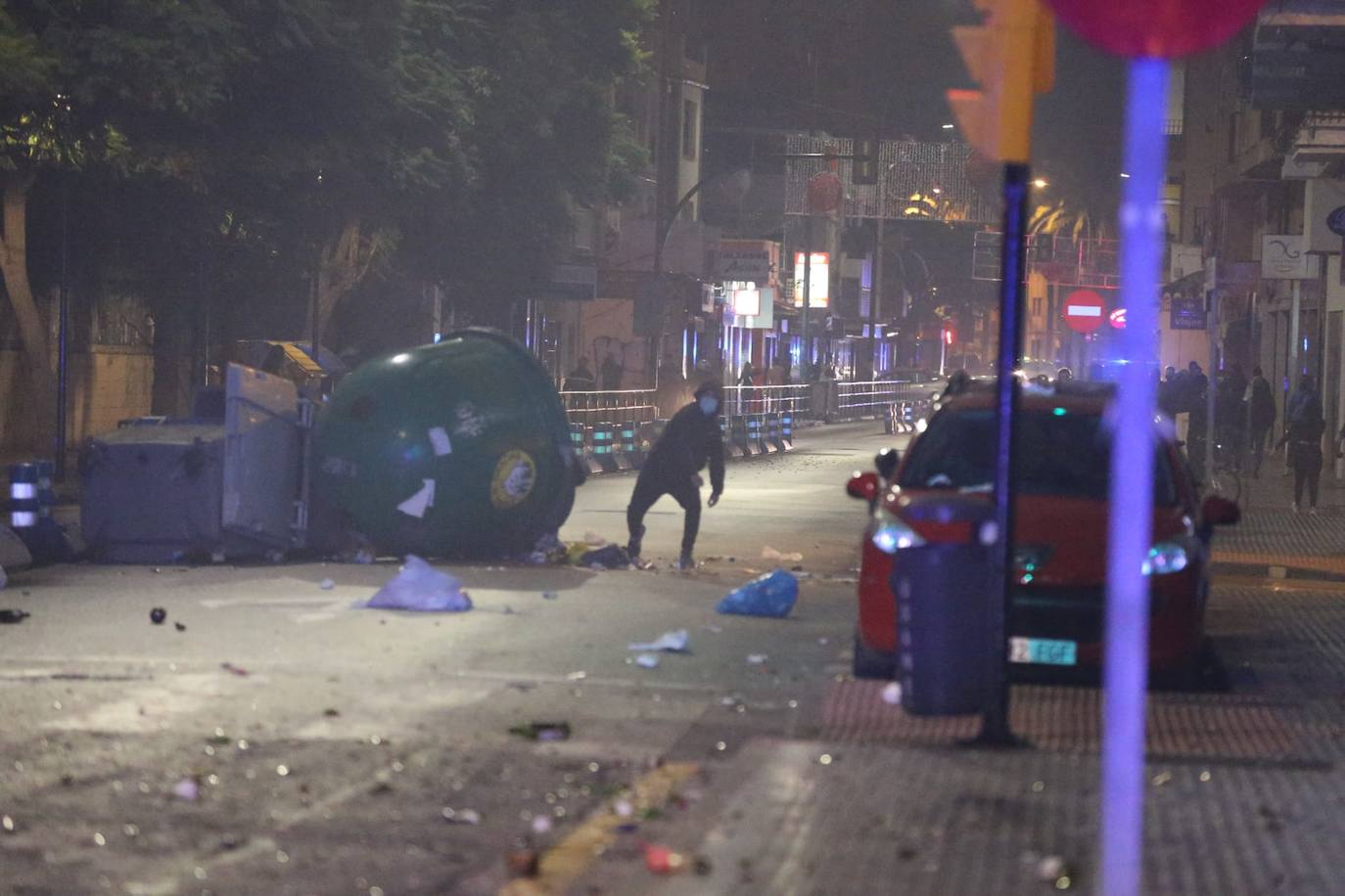 Los manifestantes, muchos con estética radical, se enfrentaron a la policía 