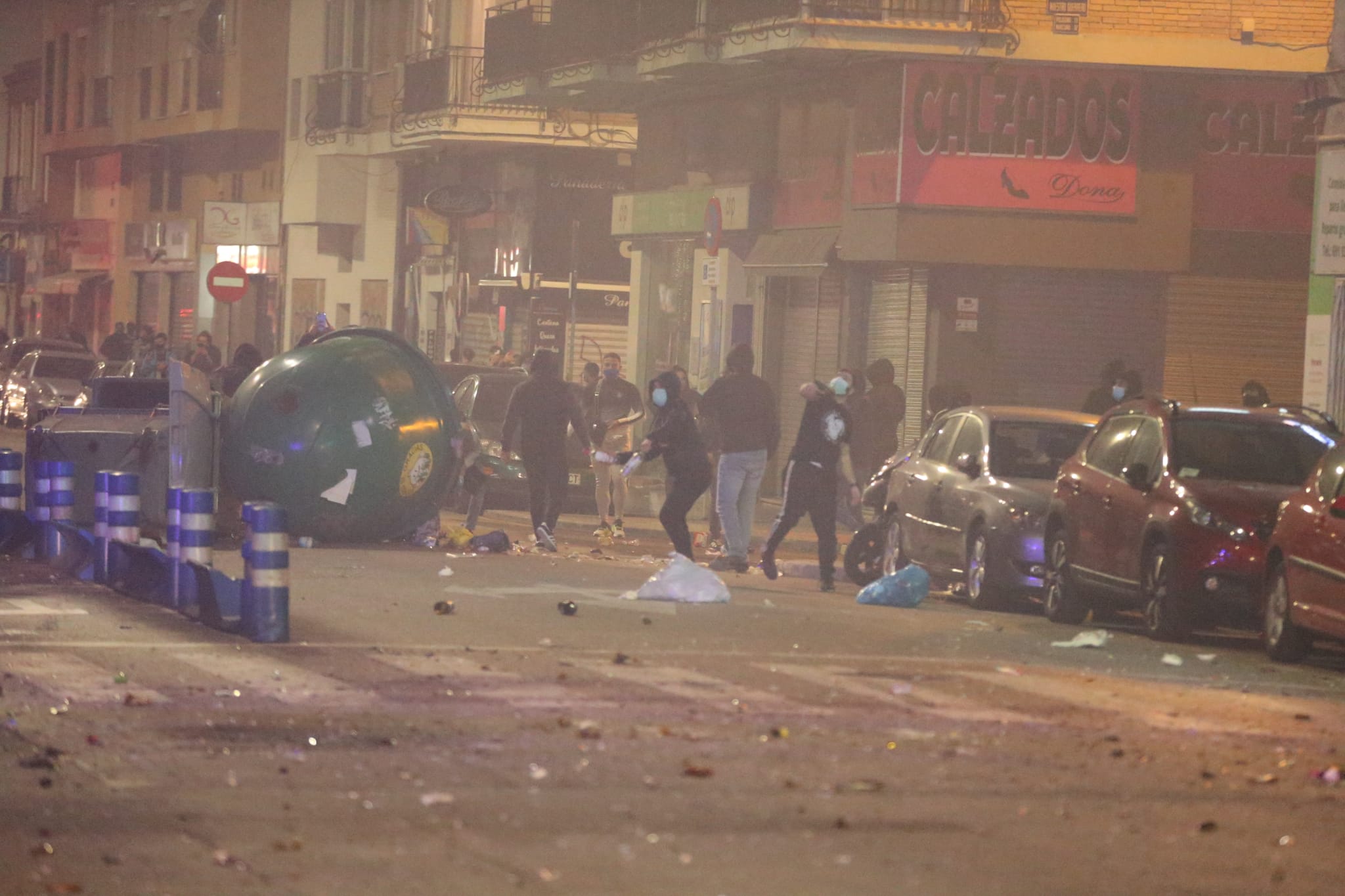 Los manifestantes se enfrentaron a la policía durante la noche del sábado 