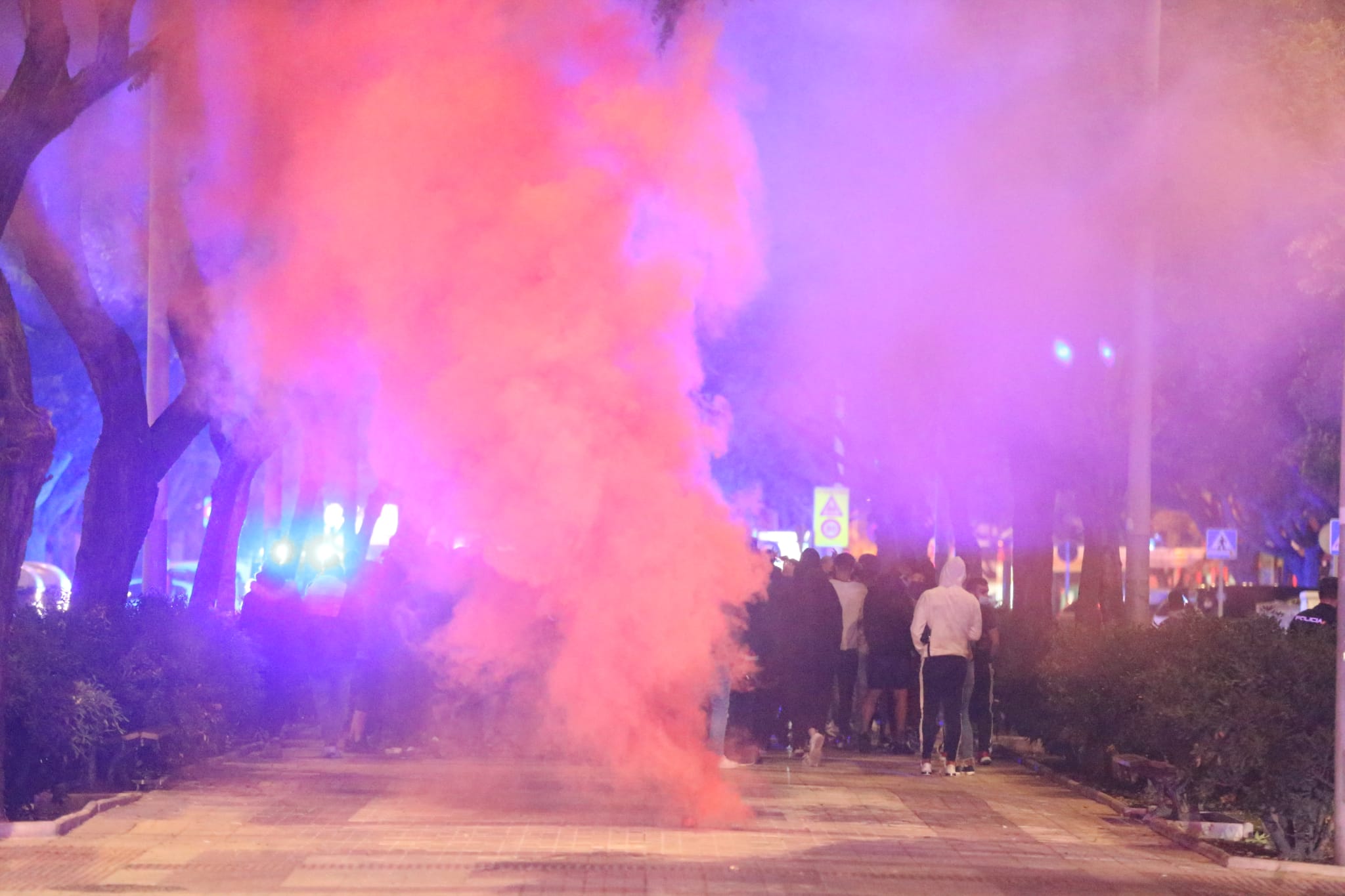 Los manifestantes se enfrentaron a la policía durante la noche del sábado 