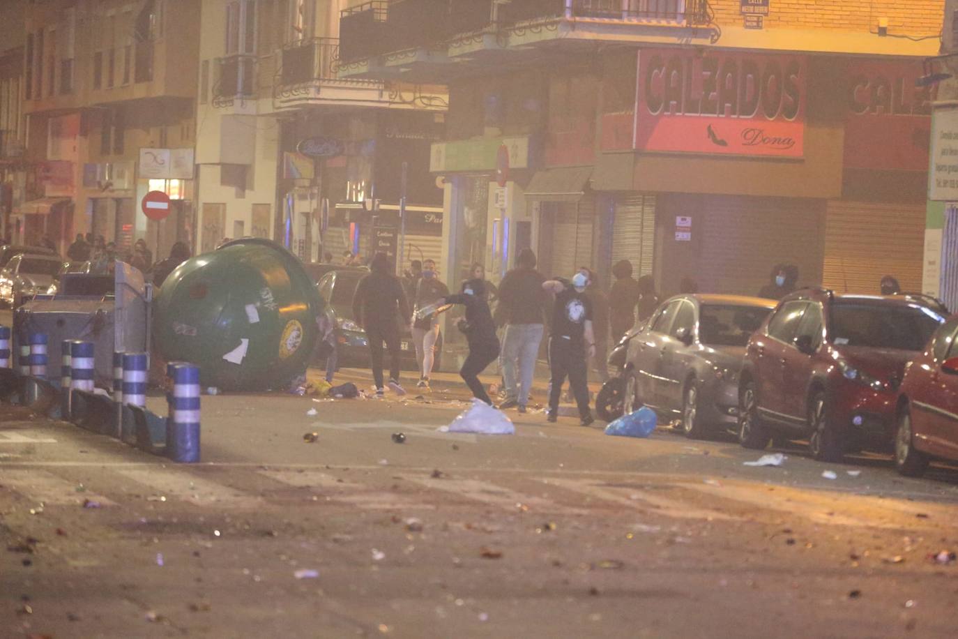 Los manifestantes, muchos con estética radical, se enfrentaron a la policía 