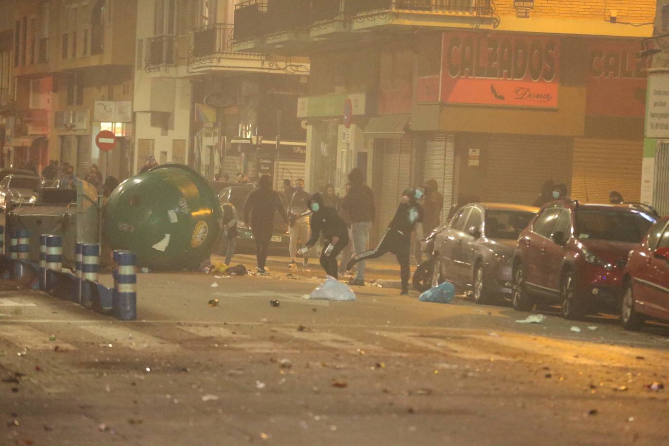 Los manifestantes, muchos con estética radical, se enfrentaron a la policía 