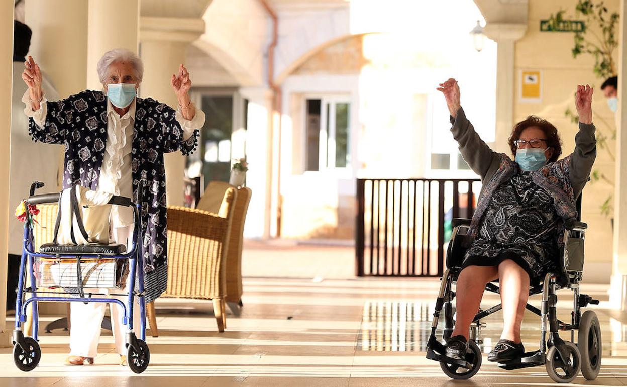 Carmen y Fina, en la terraza de su residencia. 