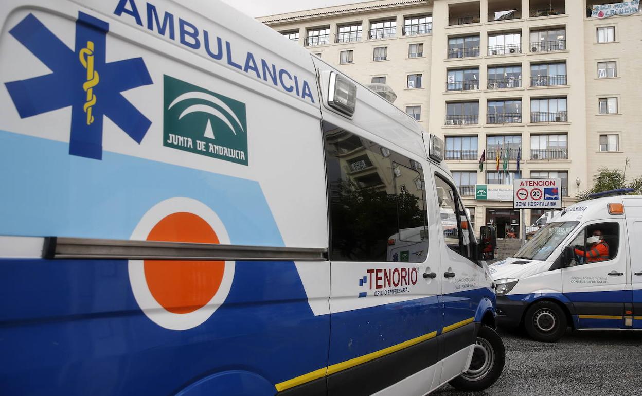 Dos ambulancias se cruzan en el Hospital Regional. 