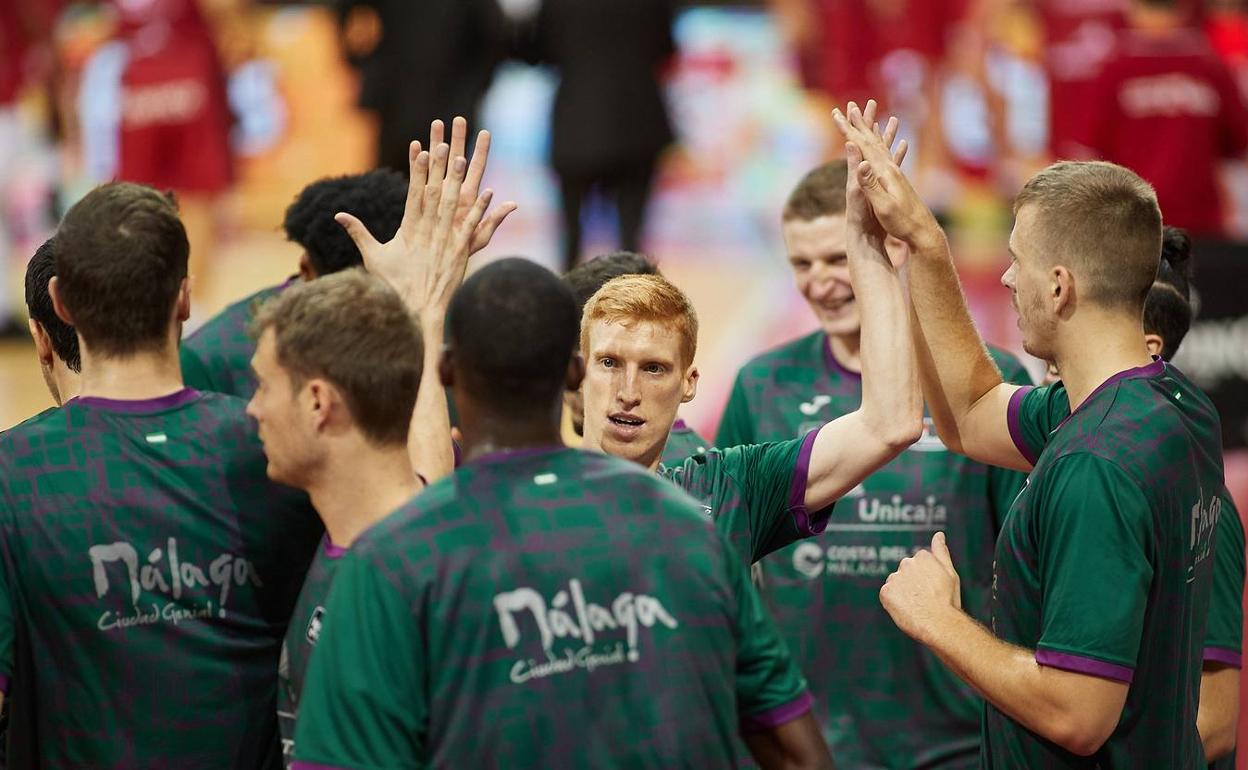 Los jugadores del Unicaja se felicitan durante el partido de ayer en Zaragoza. 
