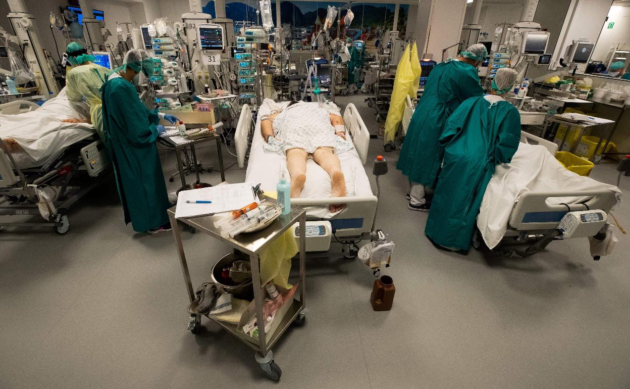 Miembros del personal médico tratan a un paciente en la nueva unidad covid-19 de la sala de recuperación de la Clínica MontLegia, en Liege (Bélgica) 