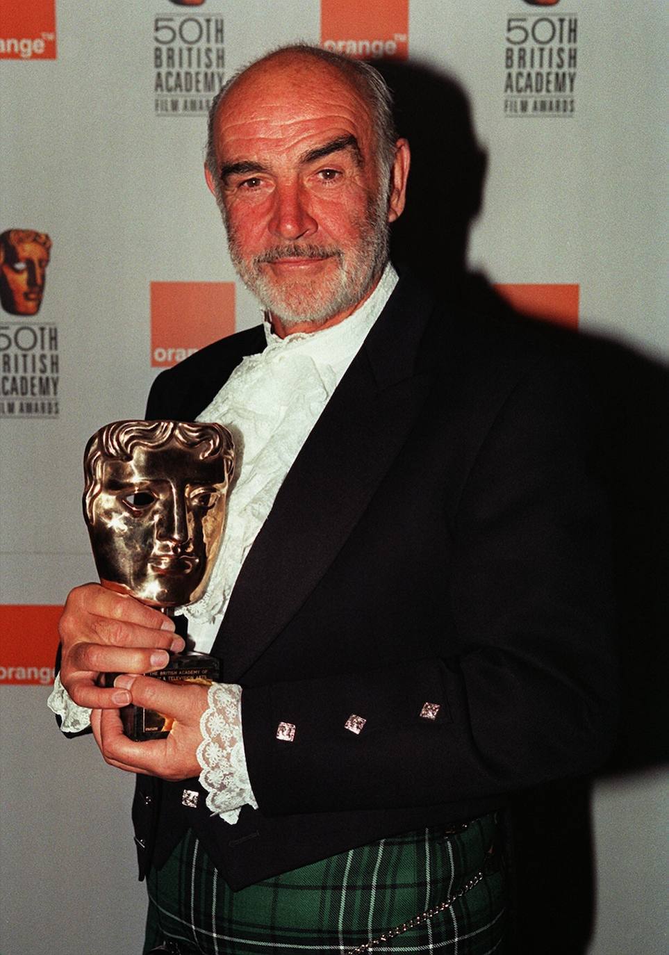 Sean Connery posa con un premio Bafta en 1998.