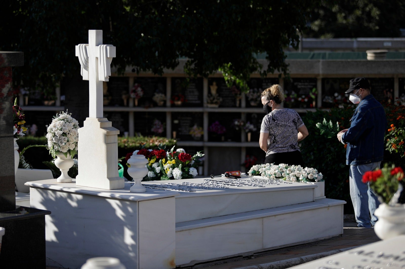 Los malagueños cumplen con la tradición de llevar flores a sus difuntos en la festividad del 1 de noviembre, en un año marcados por el coronavirus.