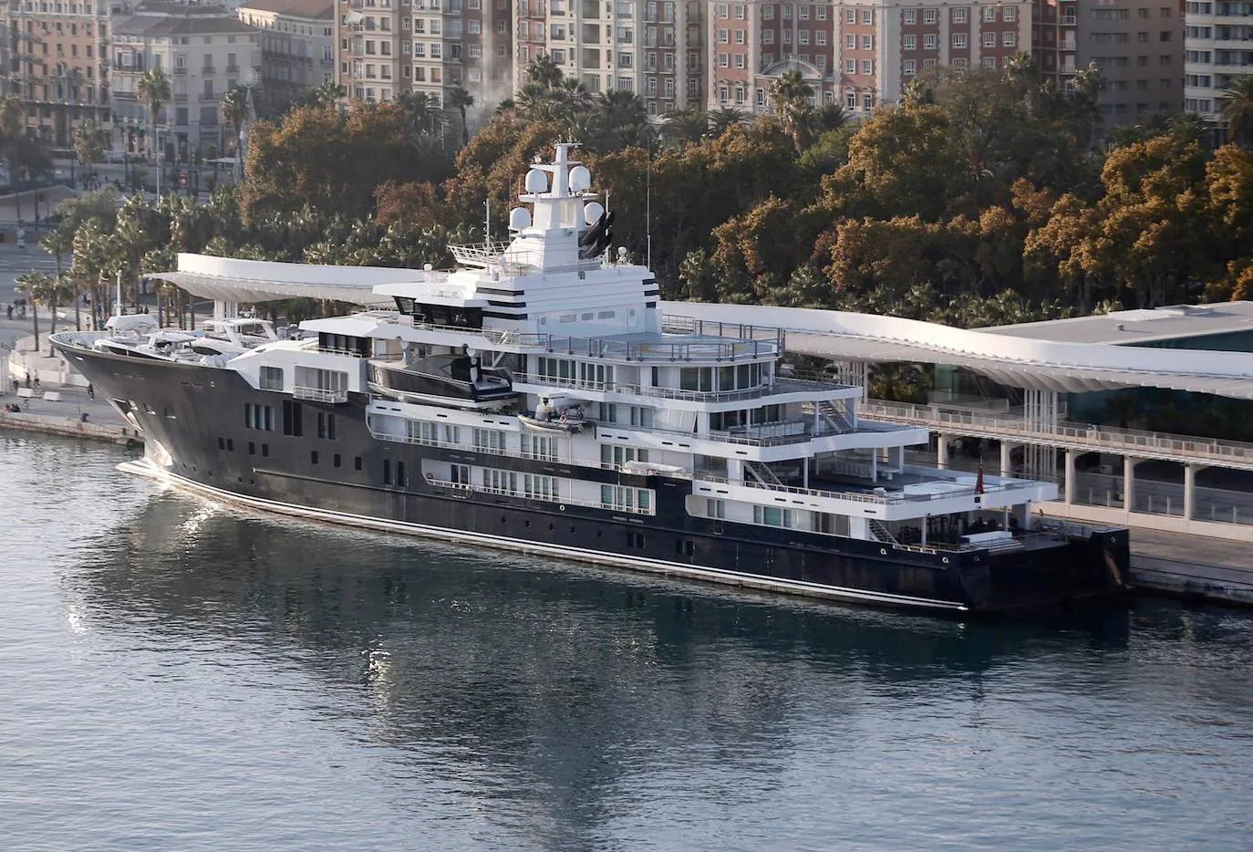 El yate, en el puerto de Málaga 