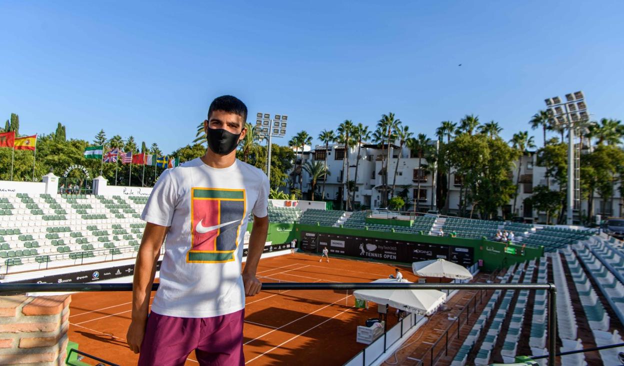 Carlos Alcaraz, con la pista Manolo Santana (la central del Club de Tenis Puente Romano) al fondo. AnyTech365 Marbella Tennis Open