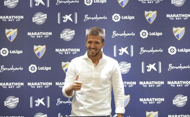 Imagen principal - Camacho: «Mi etapa en Málaga la pongo en lo más alto de mi carrera»