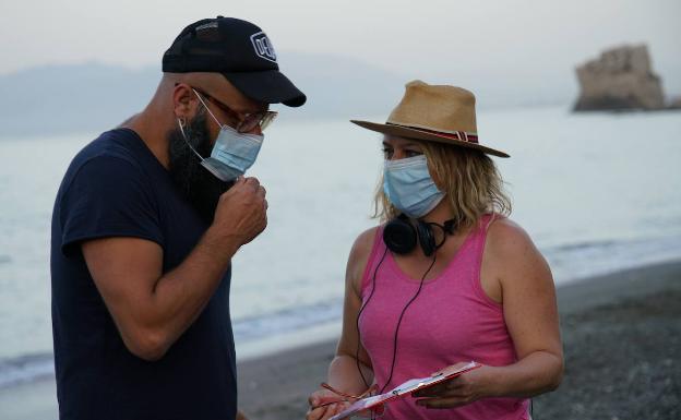 La directora Vanesa Benítez, en el rodaje en la playa de La Araña, dando instrucciones para una escena.