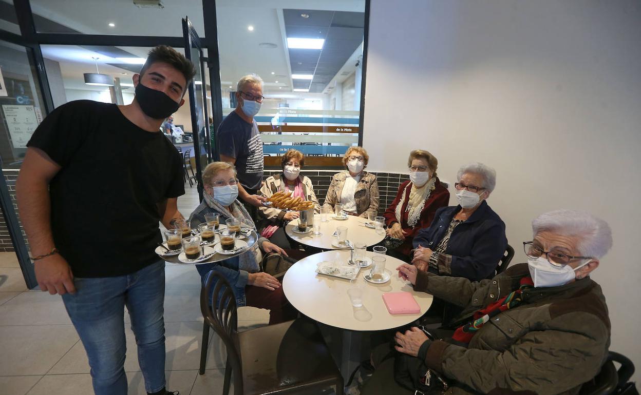 De izquierda a derecha, Mari Carmen Espinosa, Victoria Campos, Pepita Mesa, Loli Iglesias, Rosario Ramírez y Ana Casado se reúnen a diario para merendar en la cafetería De la Mota Café. 