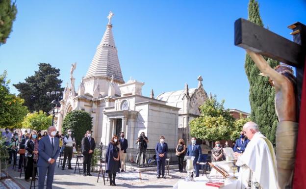 Misa en el exterior del cementerio de San Miguel, con la presencia del alcalde y miembros de la Corporación. 