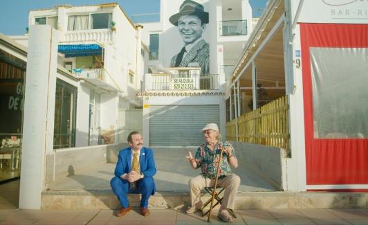 Antonio Reyes y Lucio Romero, el fotógrafo y el poeta en la ficción, respectivamente, durante el rodaje en Torremolinos ante la mirada de Sinatra. 