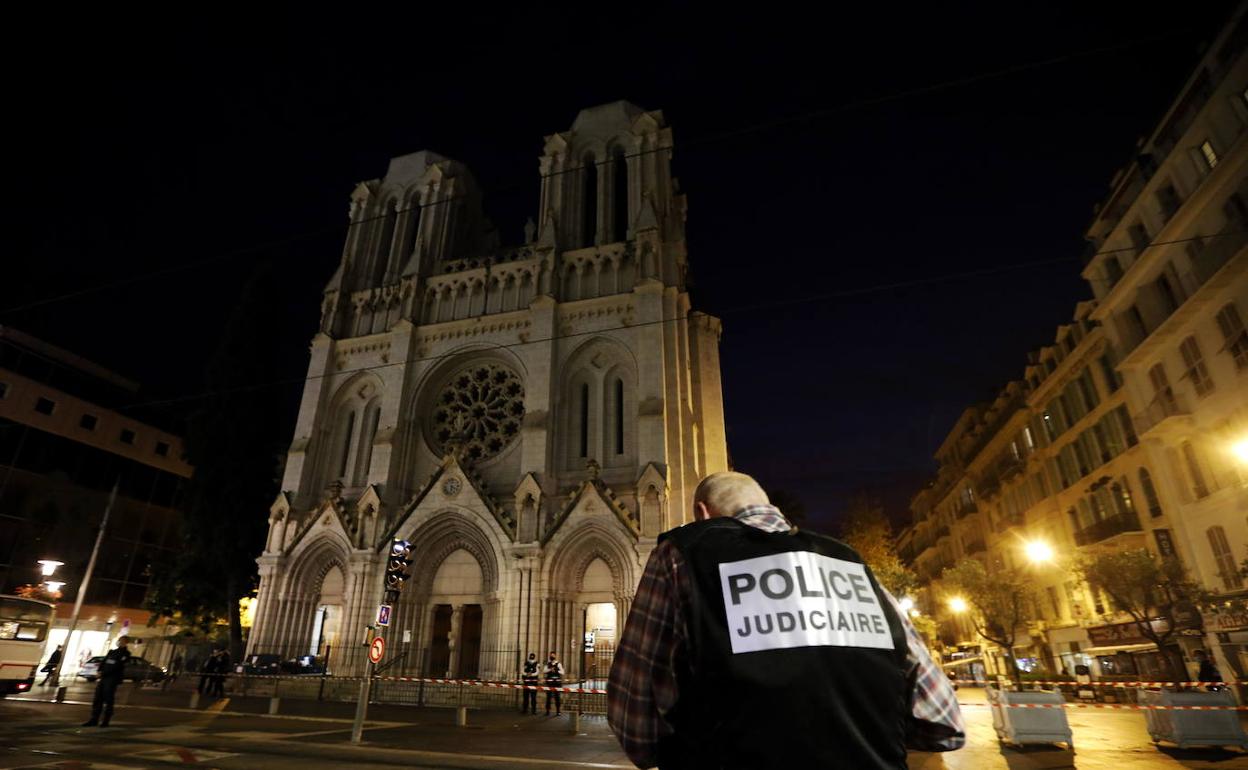 Agentes de policía, junto a la Basílica de Notre Dame de Niza. 