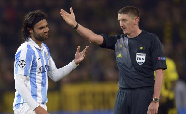 Sergio Sánchez, junto al árbitro Craig Thomson en el Dortmund-Málaga de Champions. 