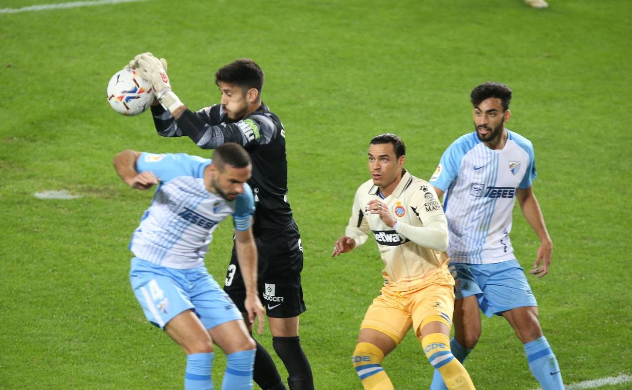 Dani Barrio ataja la pelota con dificultades ante Lombán en presencia de De Tomás y Juande. 