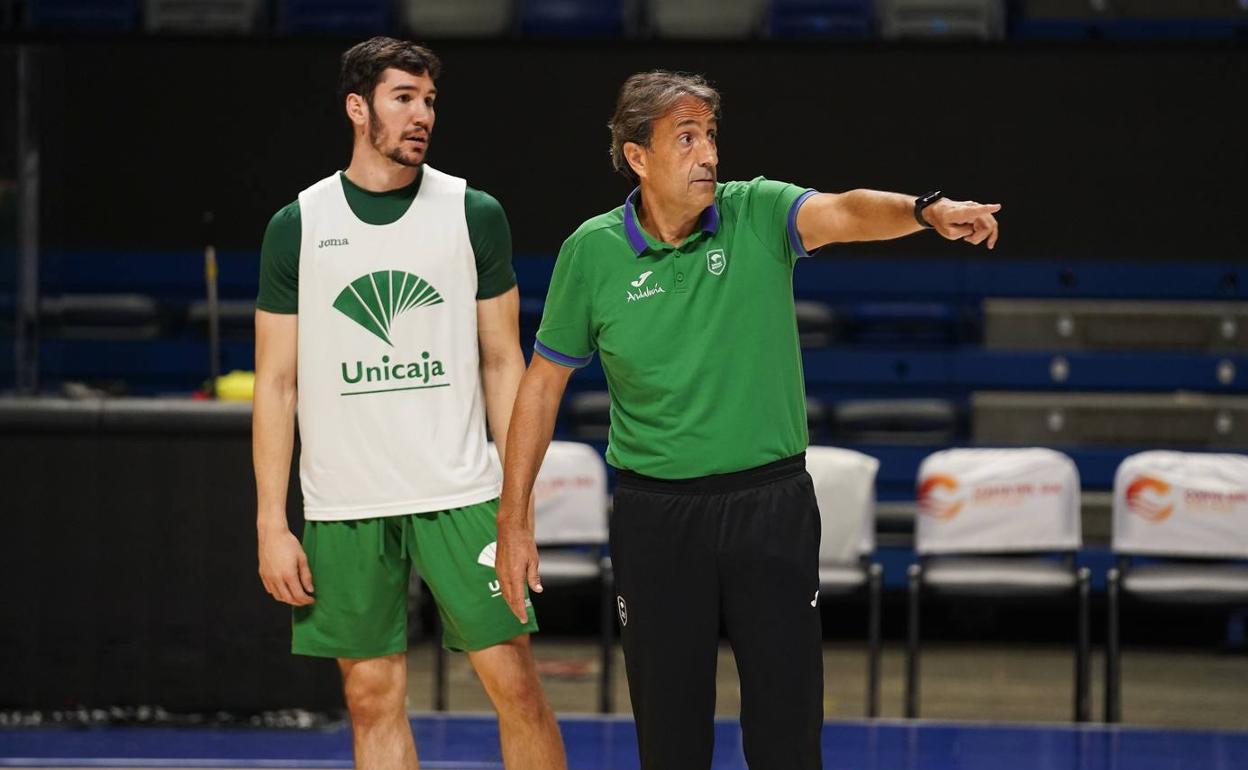 Casimiro explica una jugada durante un entrenamiento. 