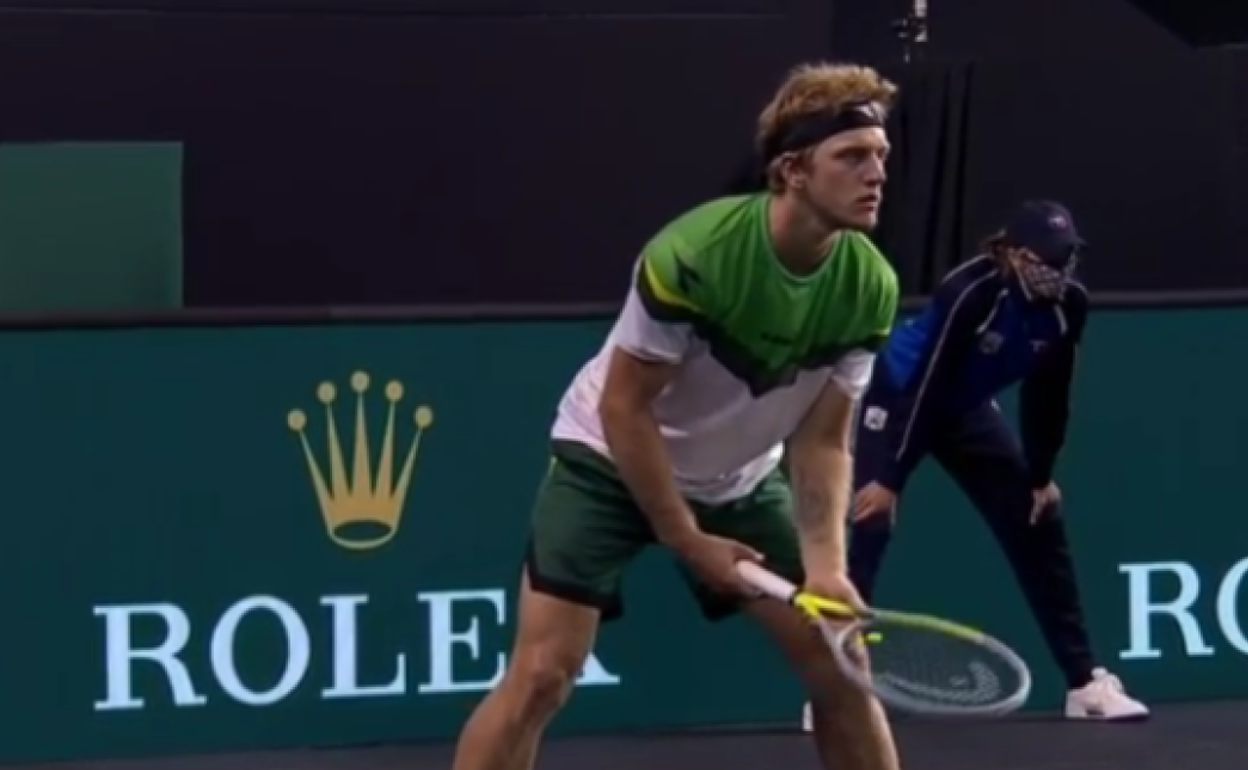 Davidovich, preparado para restar un saque en el duelo ante Khachanov. 