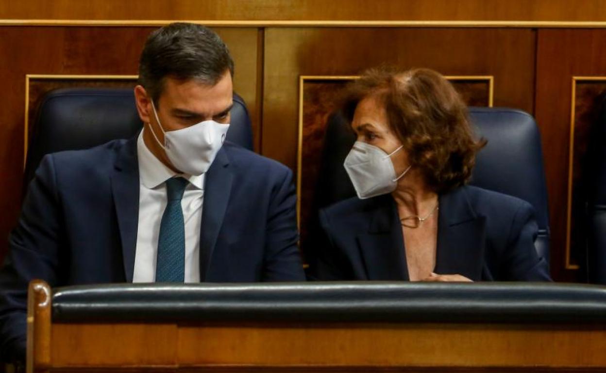 El presidente del Gobierno, Pedro Sánchez, junto a la vicepresidenta primera, Carmen Calvo, en el Congreso.