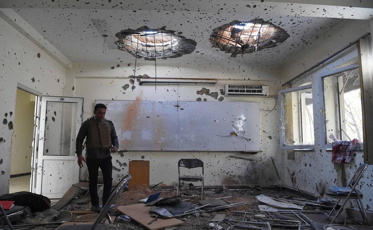 Una de las aulas de la Universidad de Kabul con destrozos e impacto de bala tras el ataque del lunes.