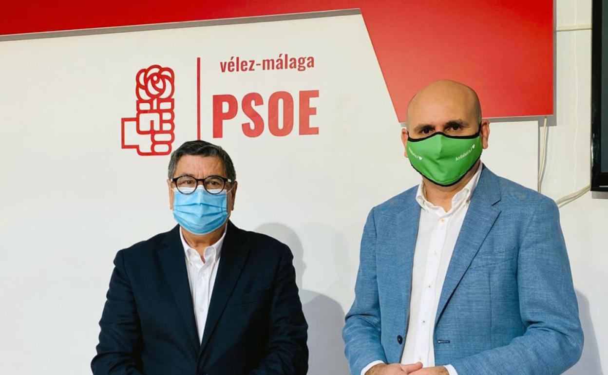 Antonio Moreno Ferrer y Francisco Conejo, este martes en la sede del PSOE veleño. 