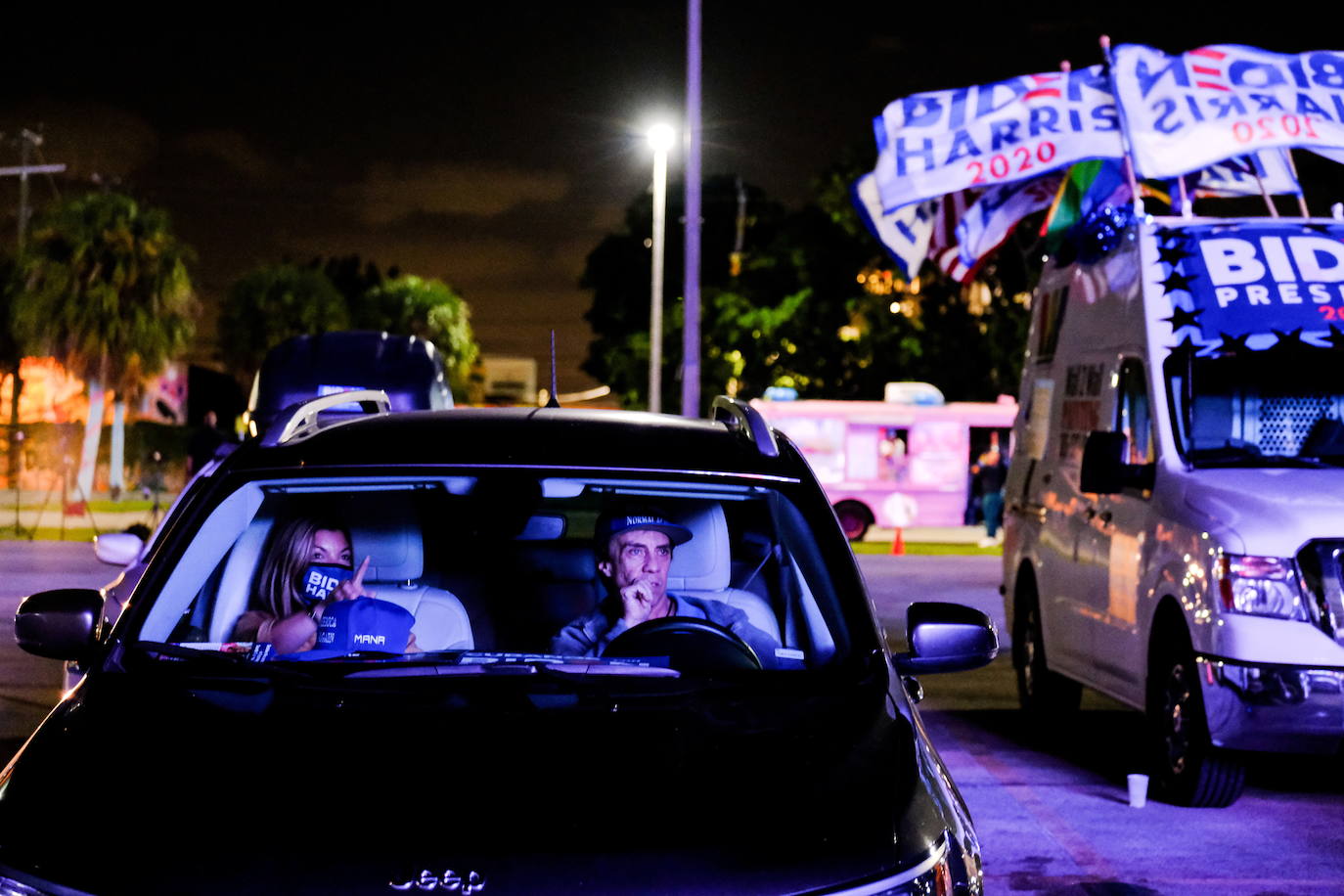Algunos asistentes a las fiestas de vigilancia han ido en su coche. Aquí, una pareja en Miami, Florida.