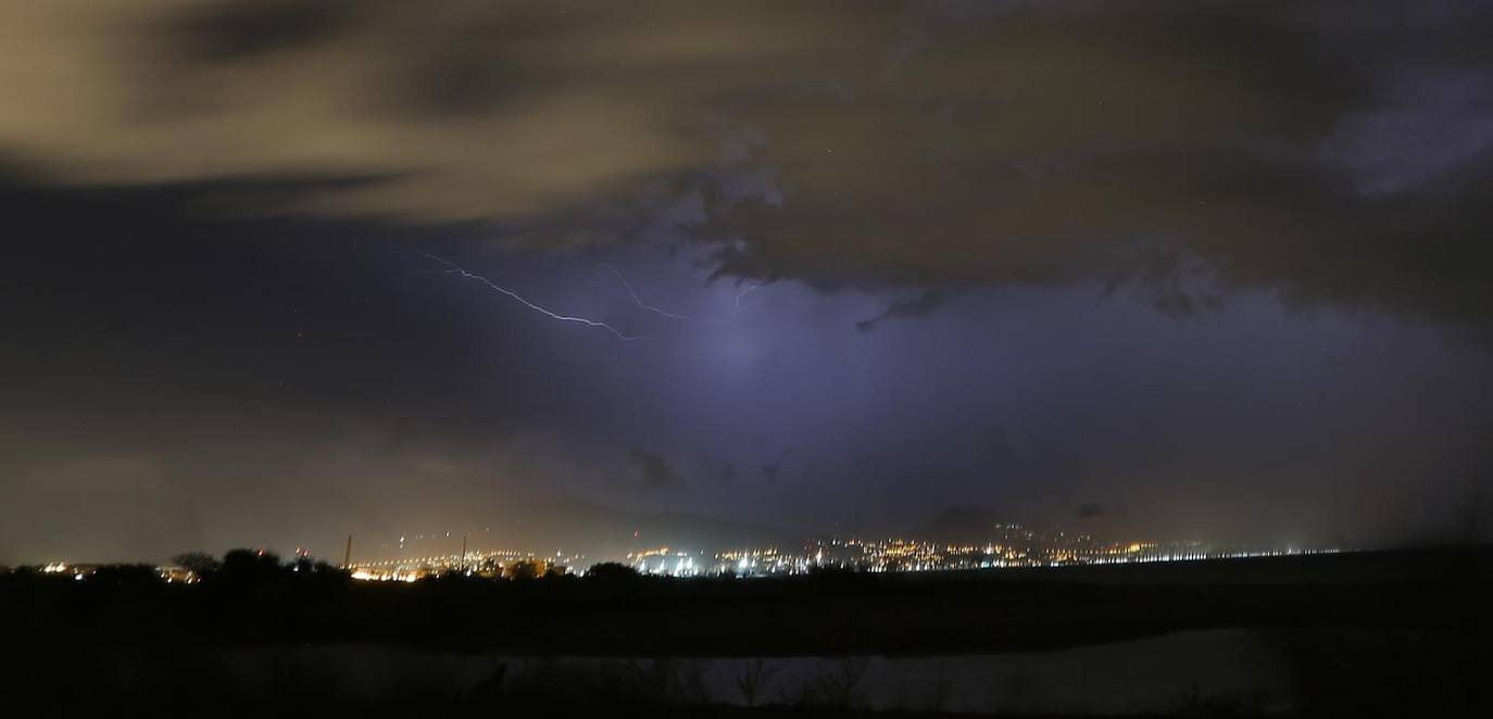 Imagen de la tormenta sobre Málaga, tomada desde Guadalmar